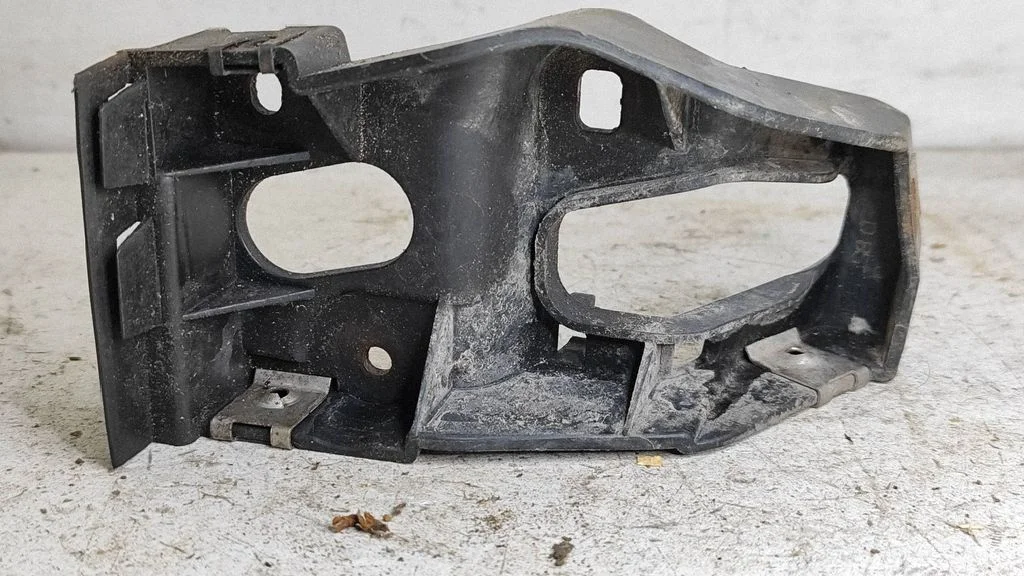 Poritiiva kinnitusklamber 8E0853921