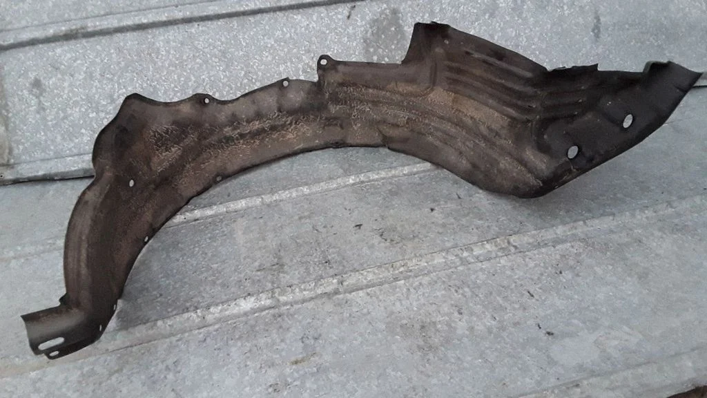 Front wheel arch liner splash guards