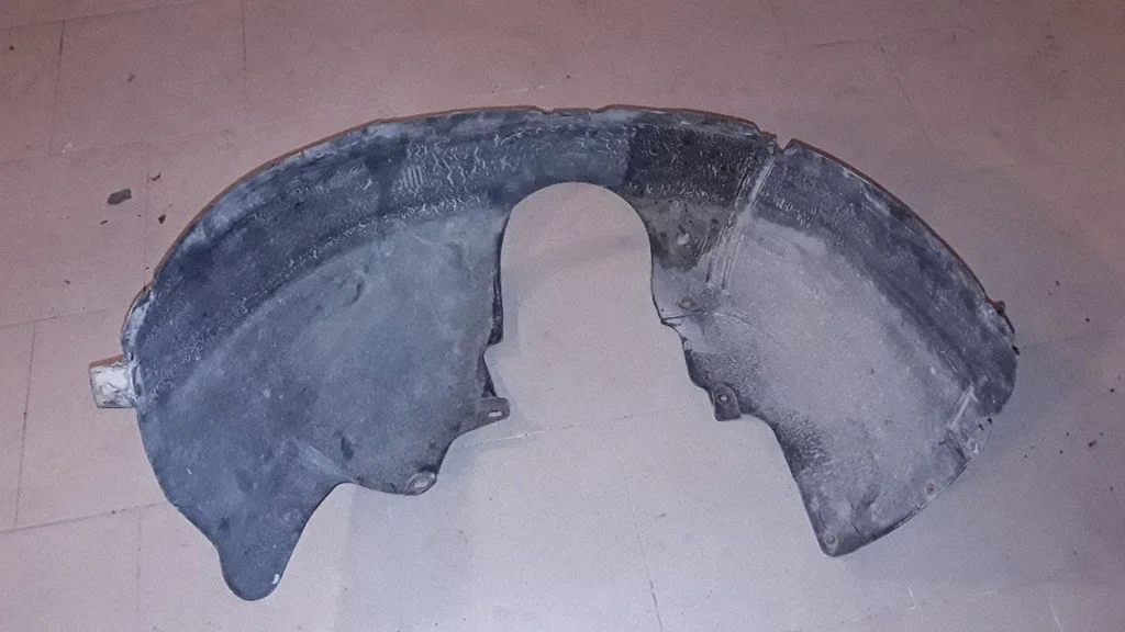Front wheel arch liner splash guards – right