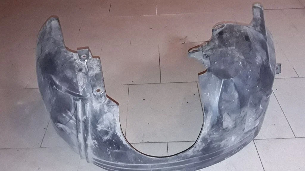 Front wheel arch liner splash guards – left