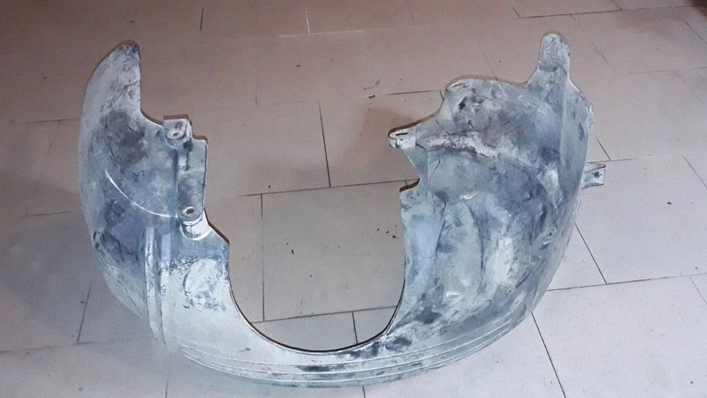 Front wheel arch liner splash guards – left