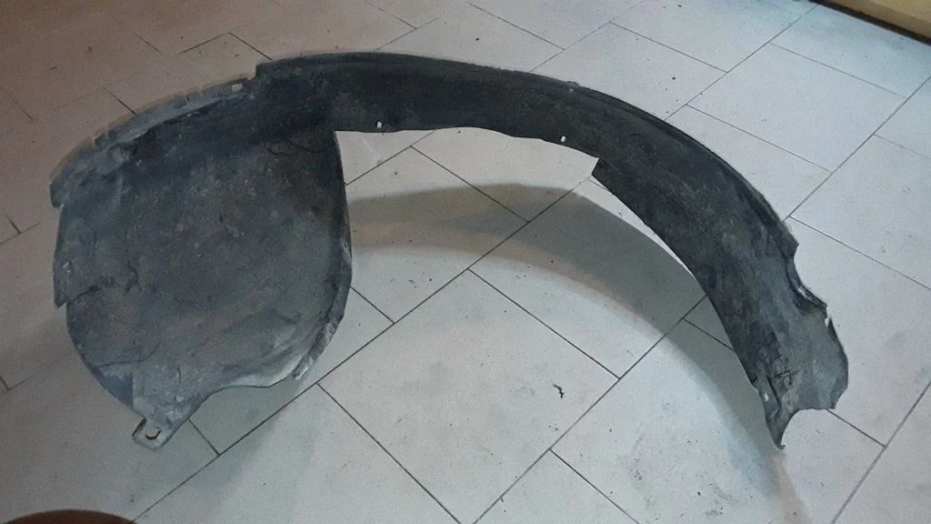 Front wheel arch liner splash guards 4A0821171B