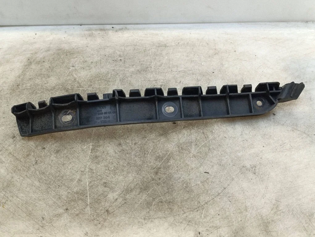 Rear bumper mounting bracket – Skoda Roomster (5J) (2006-2015)