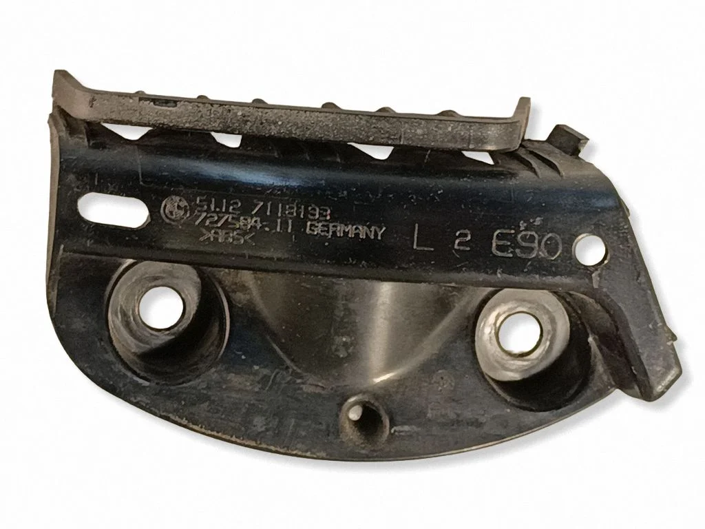 Rear bumper mounting bracket 7118193