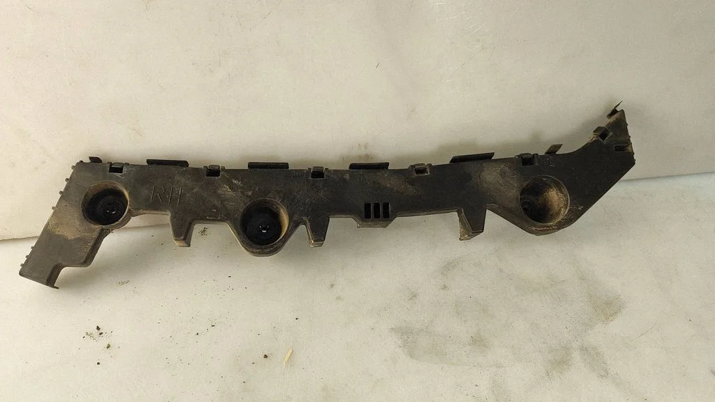 Rear bumper mounting bracket GS2B502H1