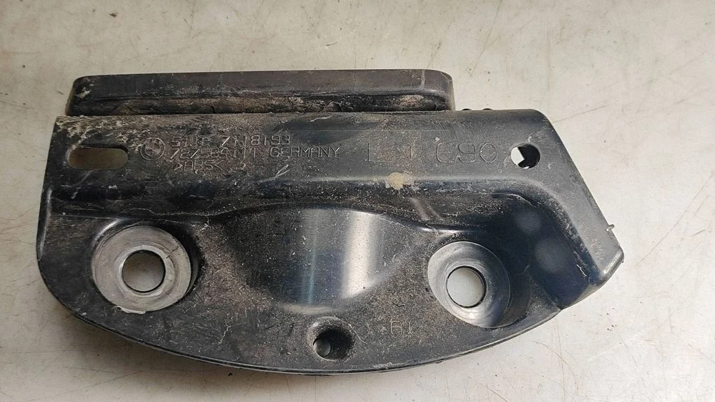 Rear bumper mounting bracket 7275841