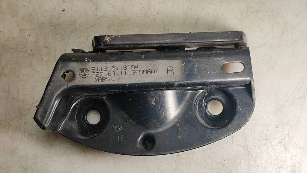 Rear bumper mounting bracket 7118194