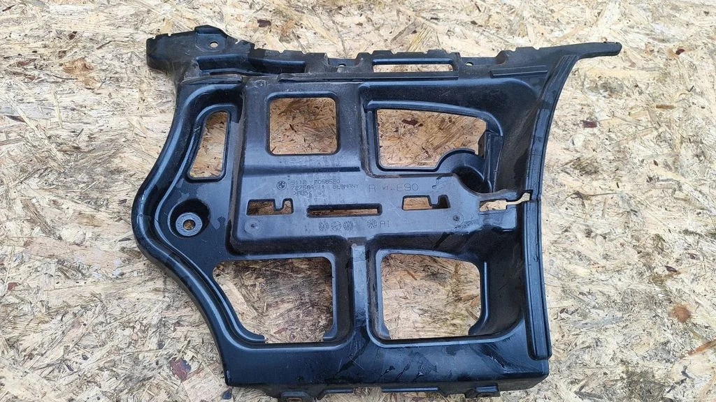 Rear bumper mounting bracket 7058520