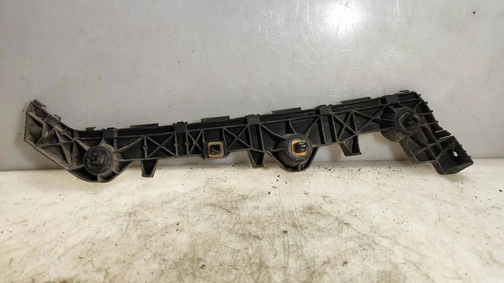 Rear bumper mounting bracket GS2B502H1