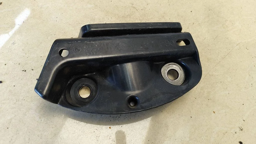 Rear bumper mounting bracket 7118194