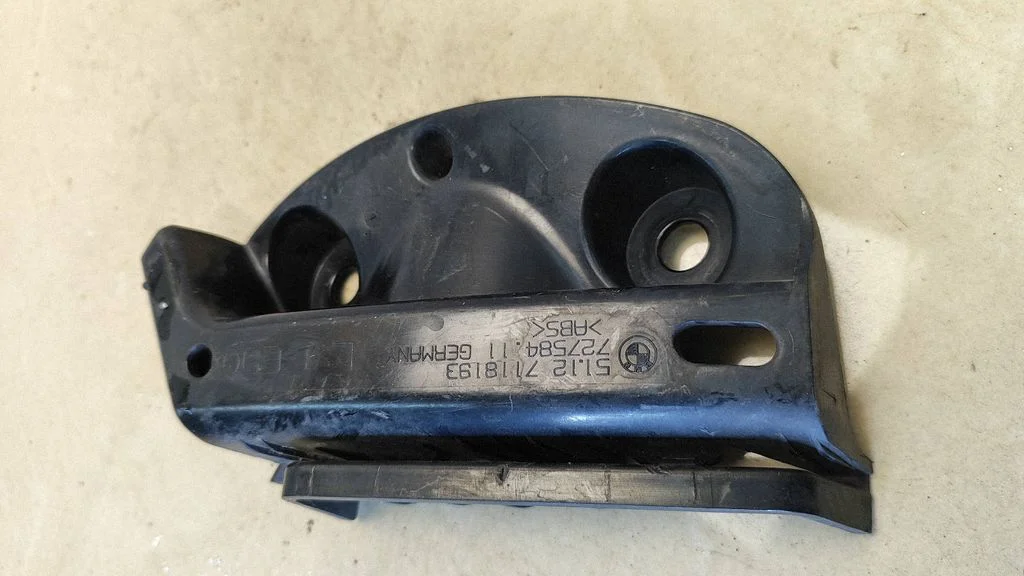 Rear bumper mounting bracket 7118193