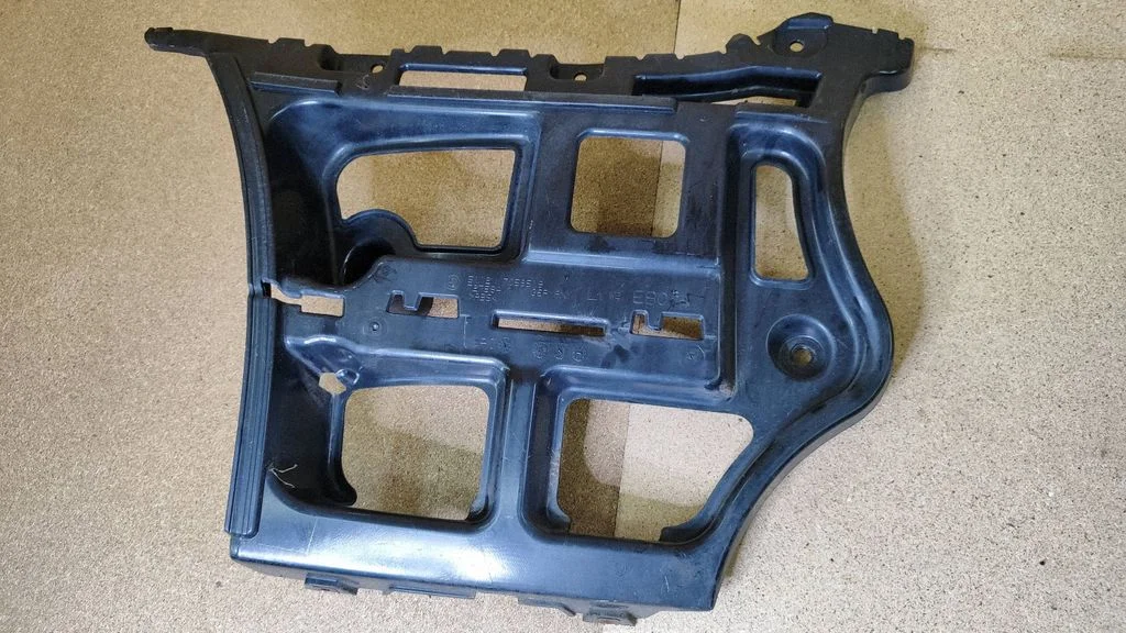 Rear bumper mounting bracket 7058519