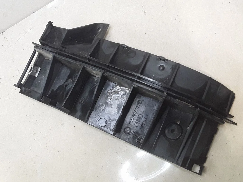 Tagumise kaitseraua kinnitusklamber – Audi A3 S3 8L (1996-2003)