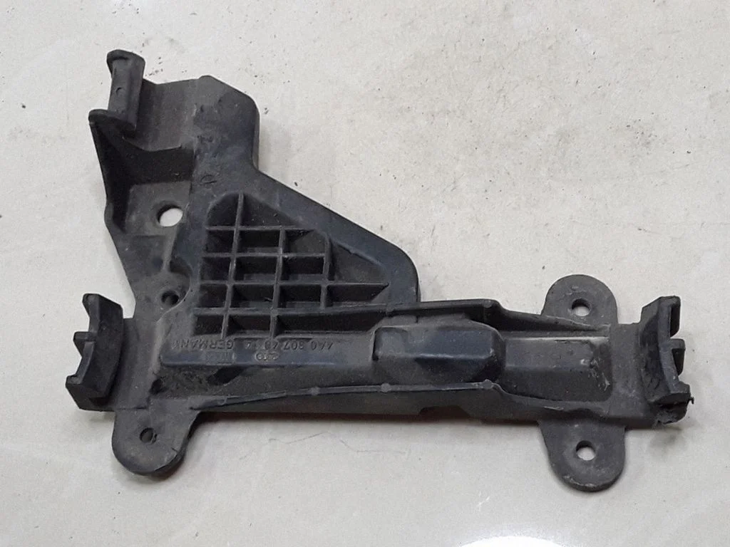 Rear bumper mounting bracket – Audi A6 S6 C4 4A (1994-1997)