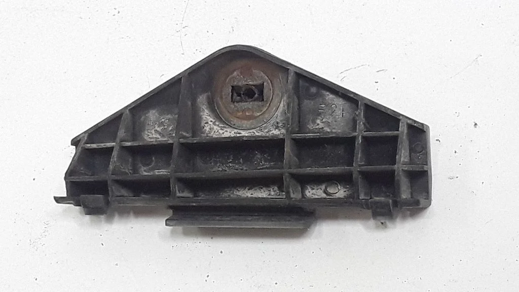 Rear bumper mounting bracket – Toyota Avensis T250 (2003-2006)