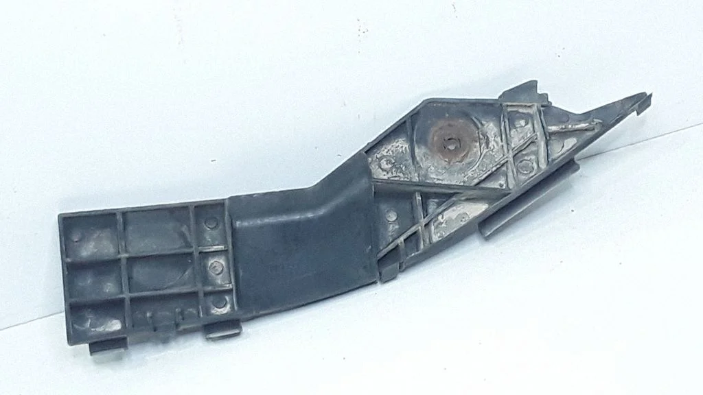 Rear bumper mounting bracket – Toyota Avensis T250 (2003-2006)