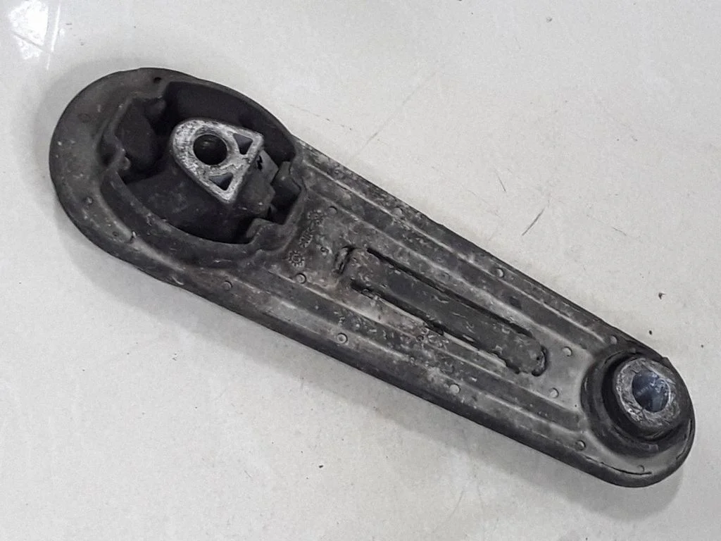 Gearbox mount – Nissan Primera (2002-2007)