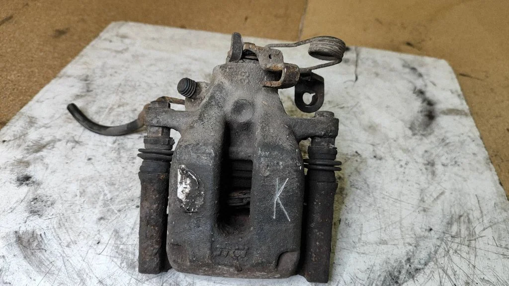 Tagumine pidurisadul – vasak