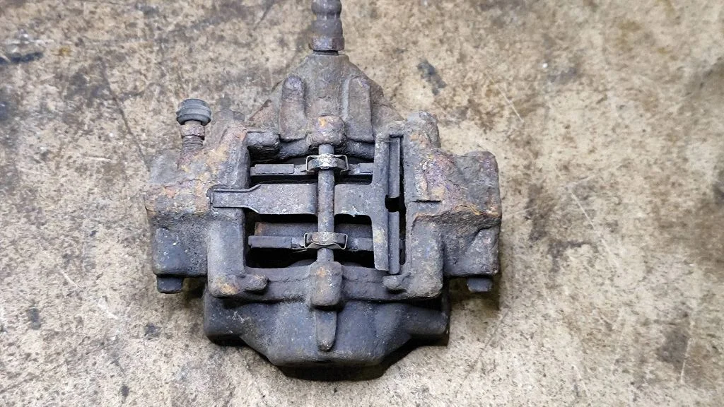 Tagumine pidurisadul – vasak