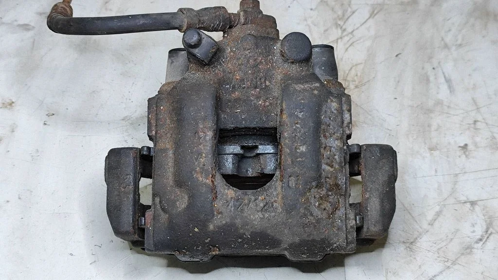 Tagumine pidurisadul – vasak