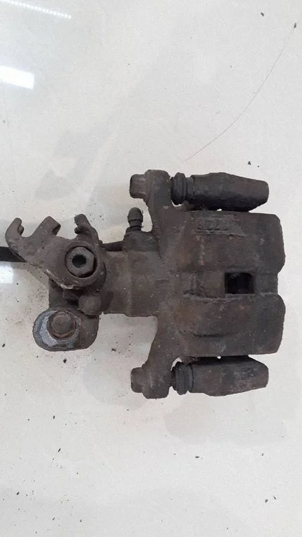 Tagumine pidurisadul – vasak
