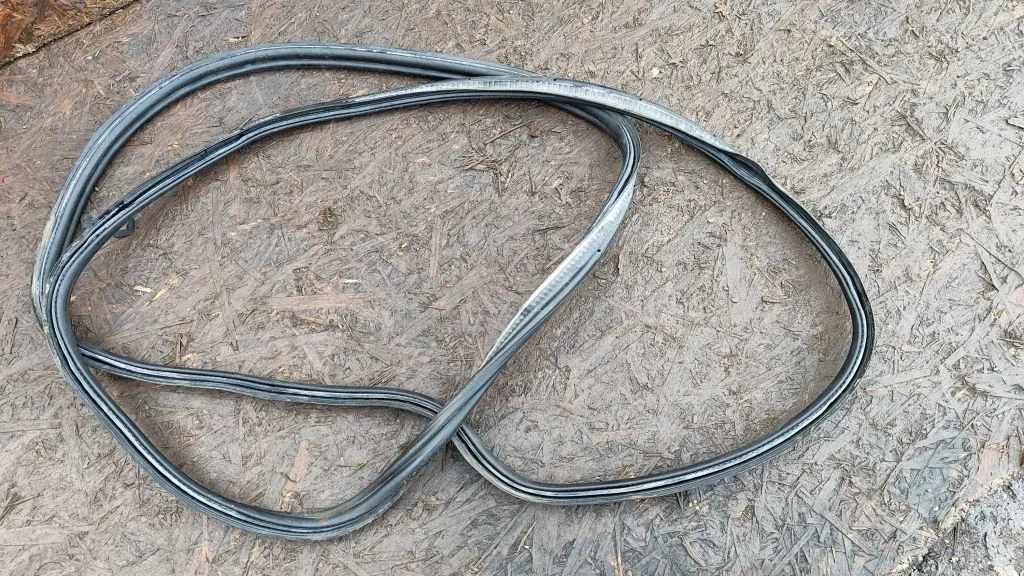 Loading door rubber seal (on body) – Volkswagen Touran I (2003-2010)