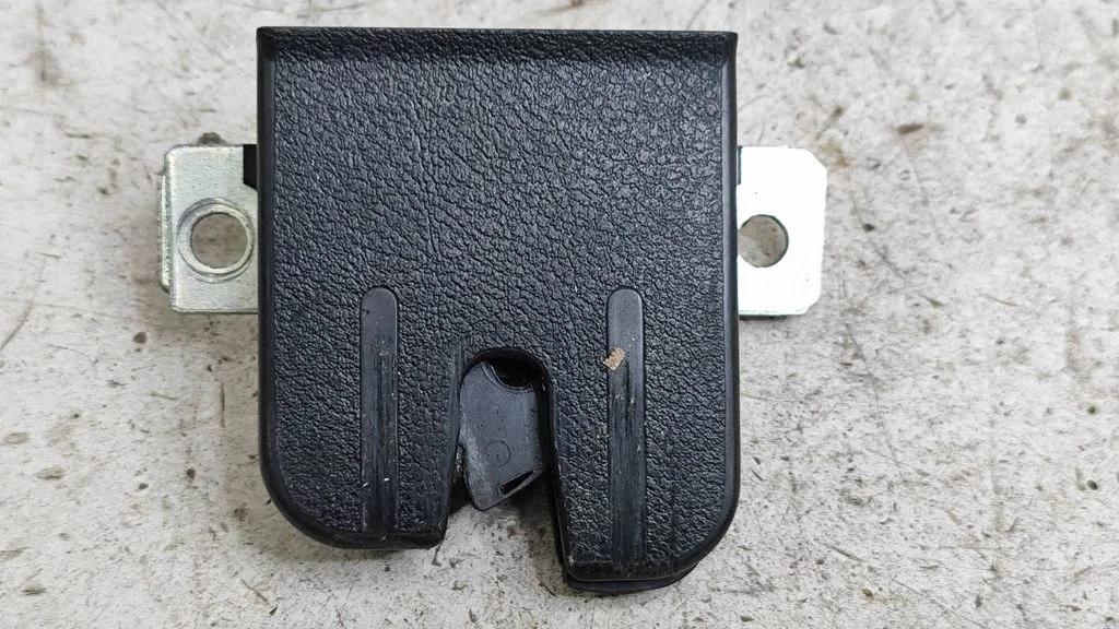 Tailgate/trunk/boot lock/catch/latch – Volkswagen Polo (2002-2005)