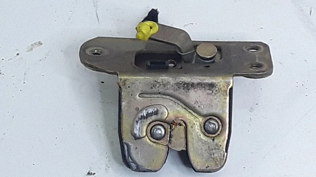 Tailgate/trunk/boot lock/catch/latch – Mitsubishi Carisma (2000-2004)