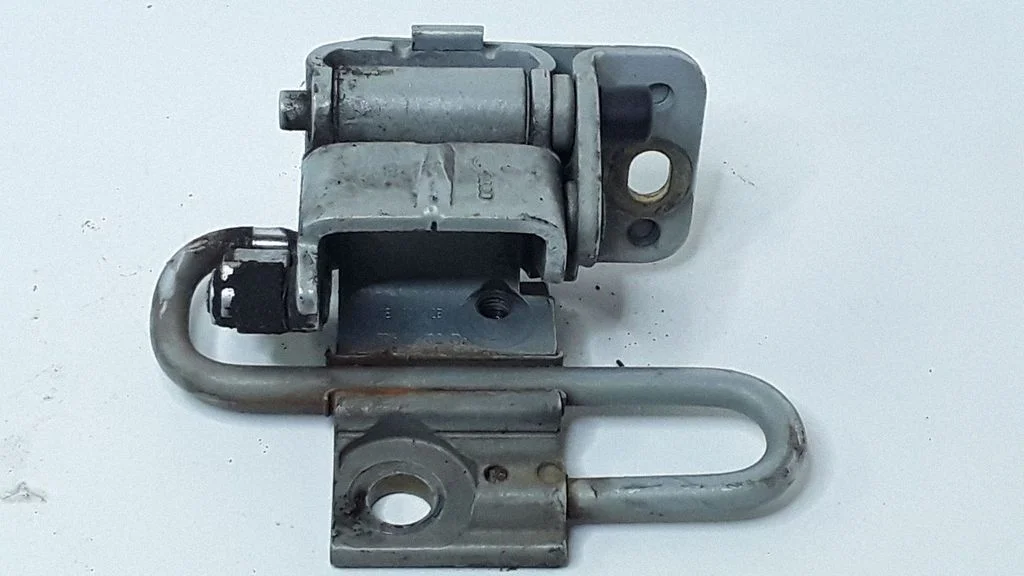 Front door lower hinge – Audi A4 S4 B6 8E 8H (2001-2005)