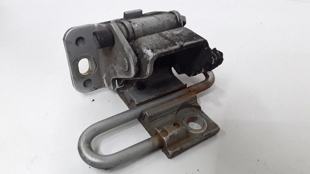 Front door lower hinge – Audi A4 S4 B6 8E 8H (2001-2005)