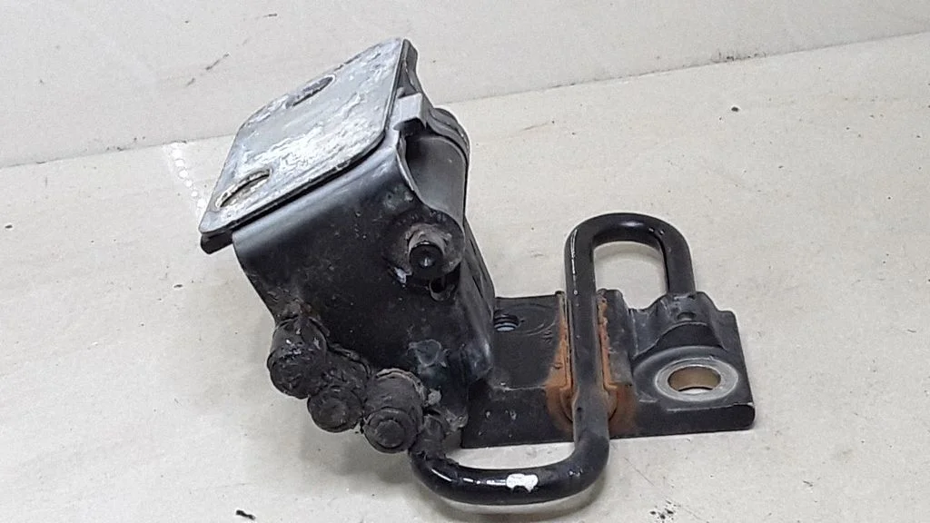 Front door lower hinge – Audi A4 S4 B6 8E 8H (2001-2005)
