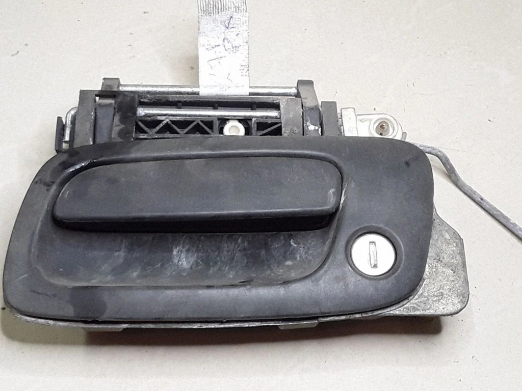 Front door exterior handle – left