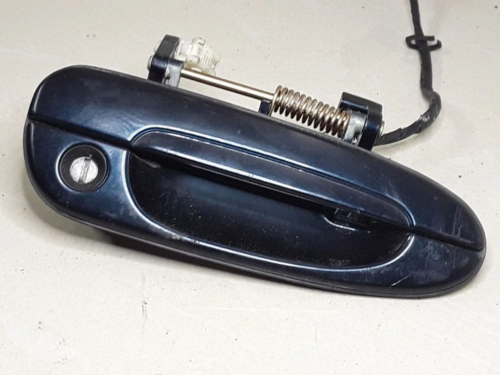 Front door exterior handle – right