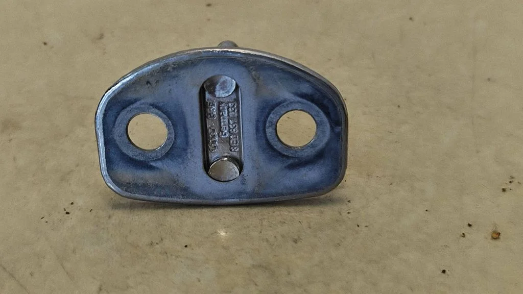 Front door lock loop/hook striker – Audi A4 S4 B6 8E 8H (2001-2005)