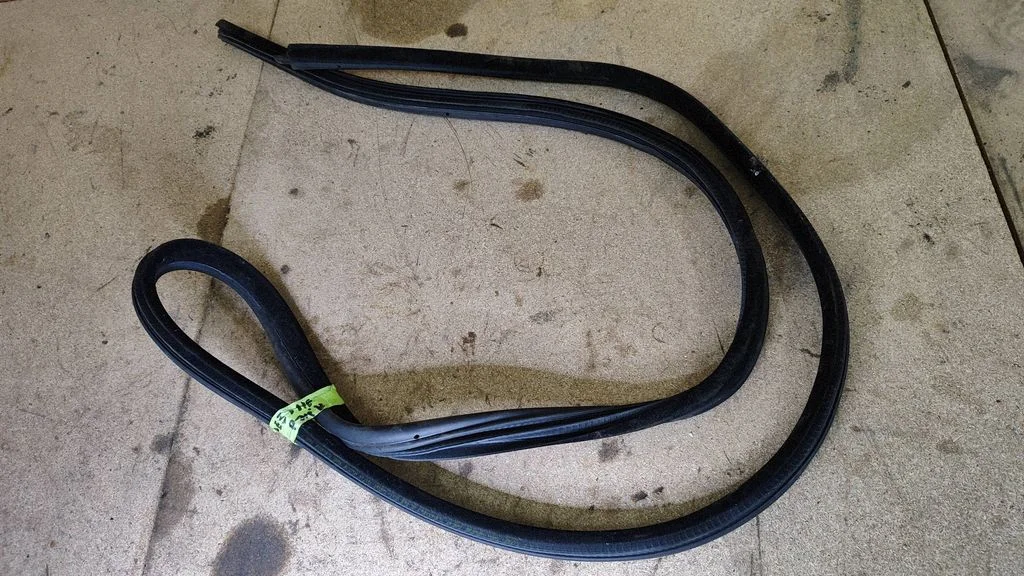 Uszczelka drzwi przednich (na karoserii) – BMW Seria 5 E60 E61 (2004-2010)