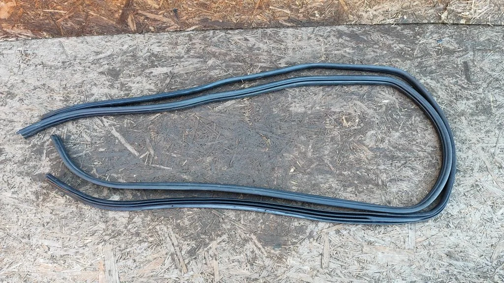 Uszczelka drzwi przednich (na karoserii) – Nissan Qashqai+2 (2008-2010)