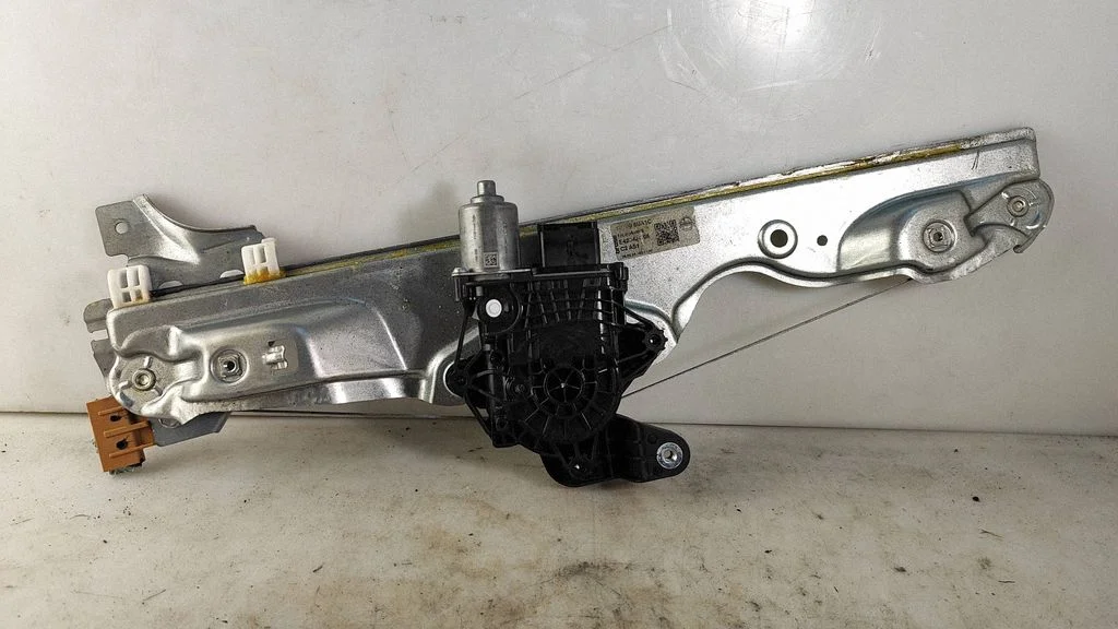 Front door window regulator with motor E42990102