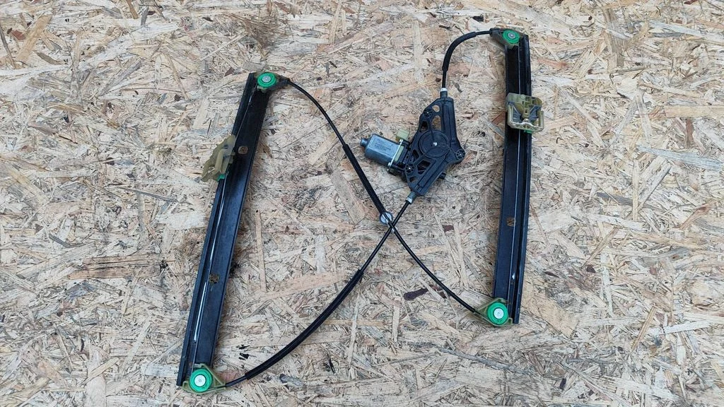 Esiukse elektriline aknatõstuk mootoriga – Skoda Octavia Mk3 (5E) (2013-2019)