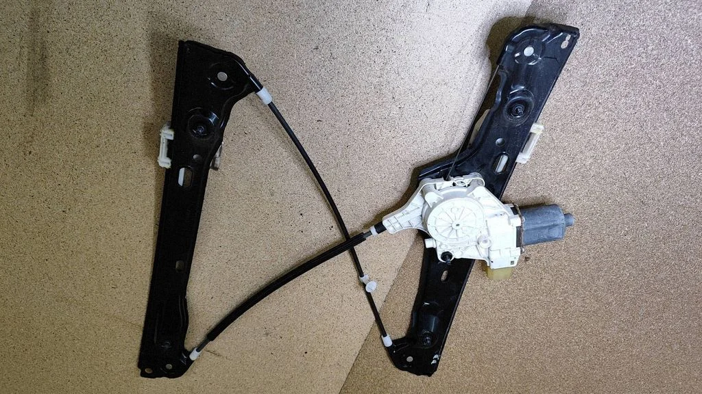 Podnośnik szyby przedniej z silniczkiem – BMW Seria 3 E90 E91 (2005-2012)