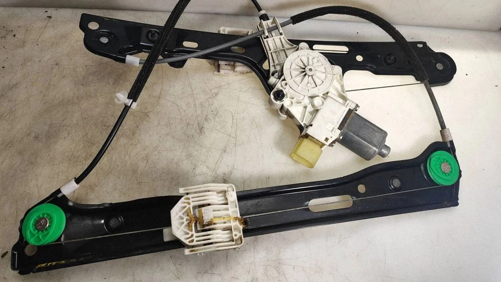 Front door window regulator with motor 7067796