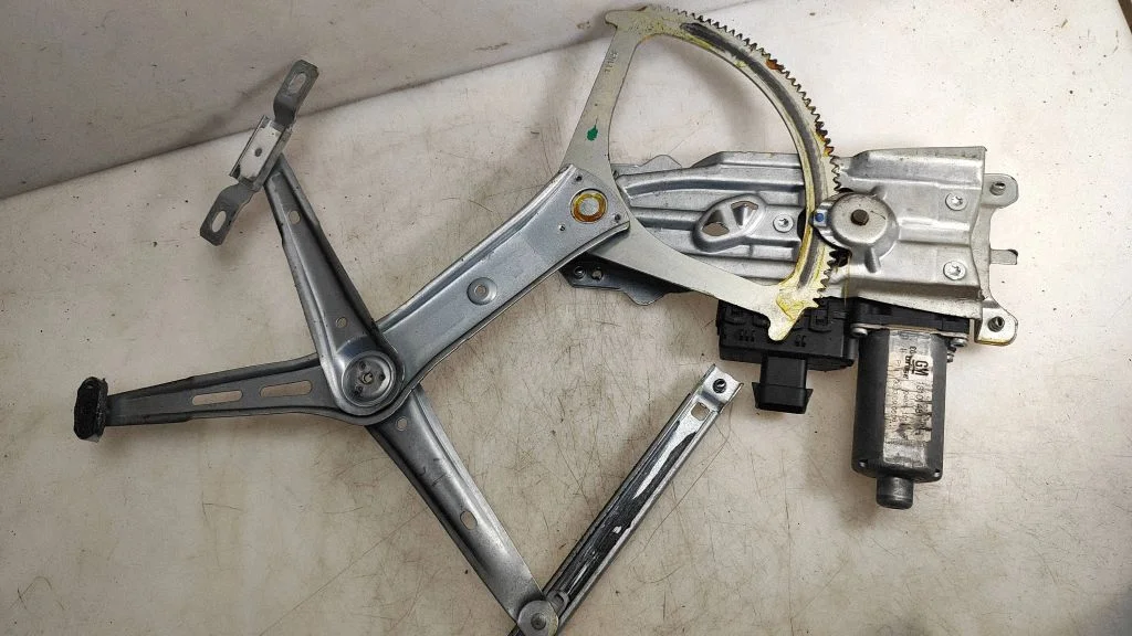 Front door window regulator with motor 13100406
