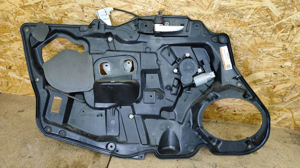 Esiukse elektriline aknatõstuk mootoriga – Mazda 6 (2002-2008)
