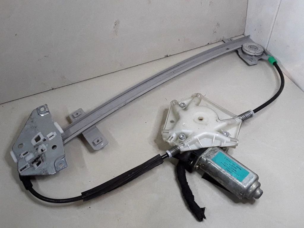 Front door window regulator with motor MMR511133