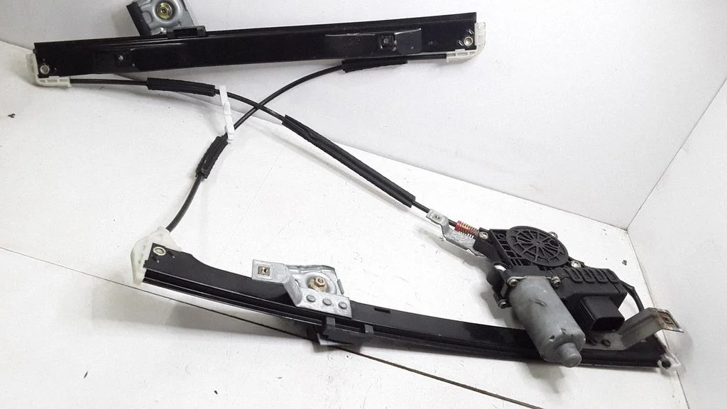 Front door window regulator with motor – Ford Mondeo Mk III (2000-2007)