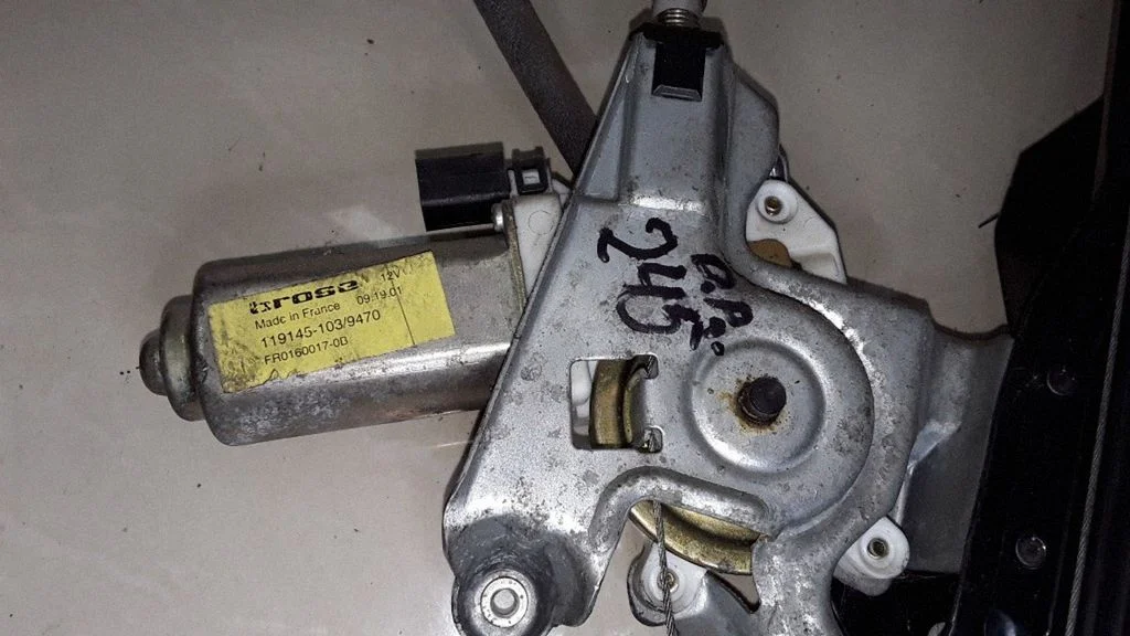 Front door window regulator with motor XS4123200