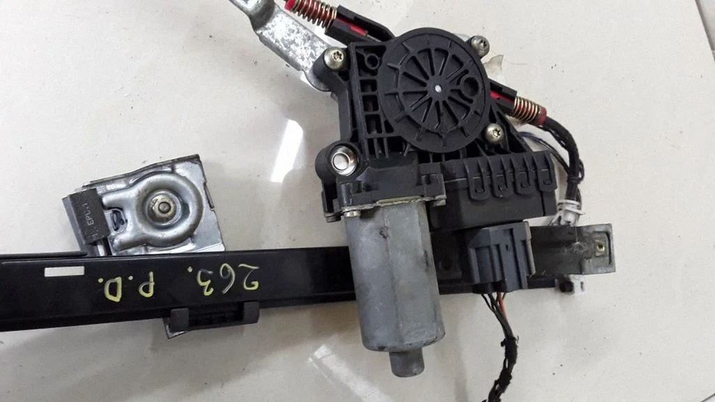 Front door window regulator with motor – Ford Mondeo Mk III (2000-2007)