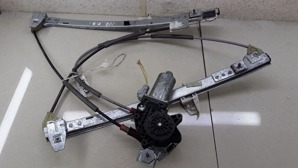 Front door window regulator with motor – right