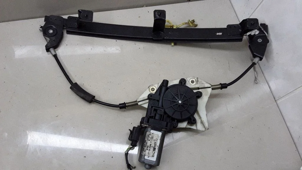 Front door window regulator with motor – right