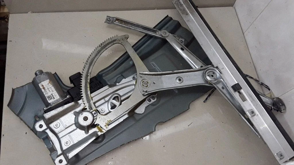 Esiukse elektriline aknatõstuk mootoriga – Opel Astra H (2004-2012)