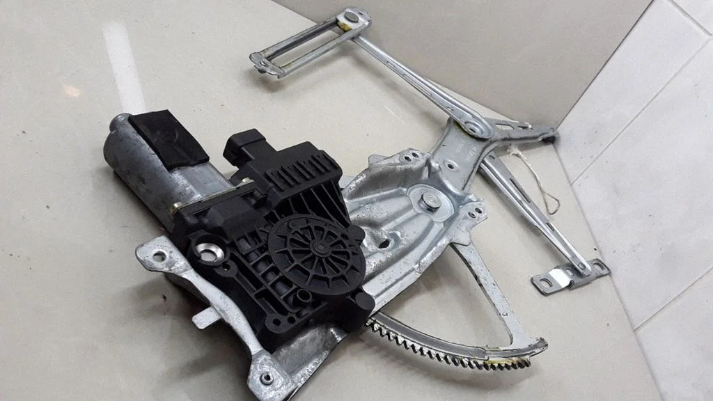 Front door window regulator with motor 90579355